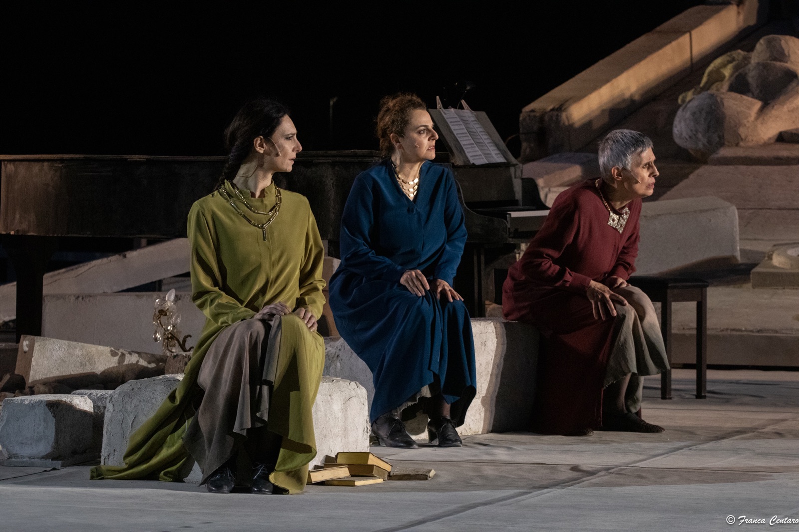 paola de crescenzo, giada lorusso, bruna rossi (corifee)_foto centaro